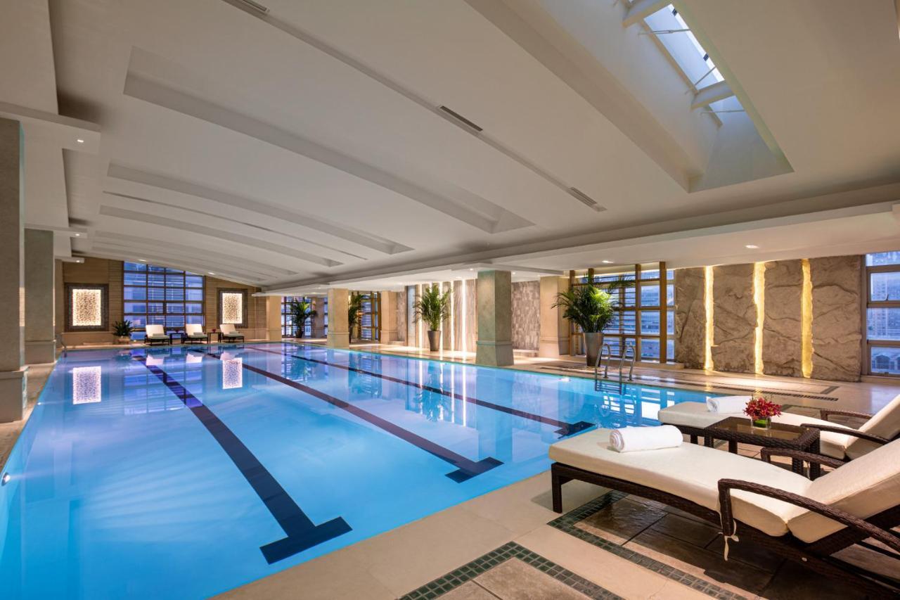 Crowne Plaza Shanghai Nanjing Road By Ihg Xangai Exterior foto The pool at the Mandarin Oriental, Beijing