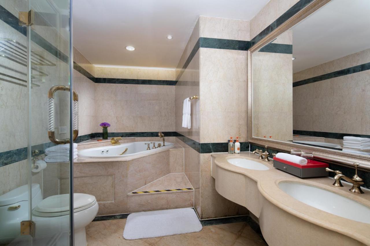 Crowne Plaza Shanghai Nanjing Road By Ihg Xangai Exterior foto A bathroom in a hotel