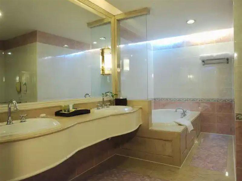 Crowne Plaza Shanghai Nanjing Road By Ihg Xangai Exterior foto Bathroom