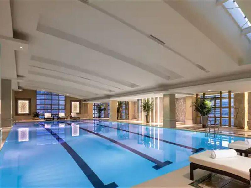 Crowne Plaza Shanghai Nanjing Road By Ihg Xangai Exterior foto The pool at the Four Seasons Hotel