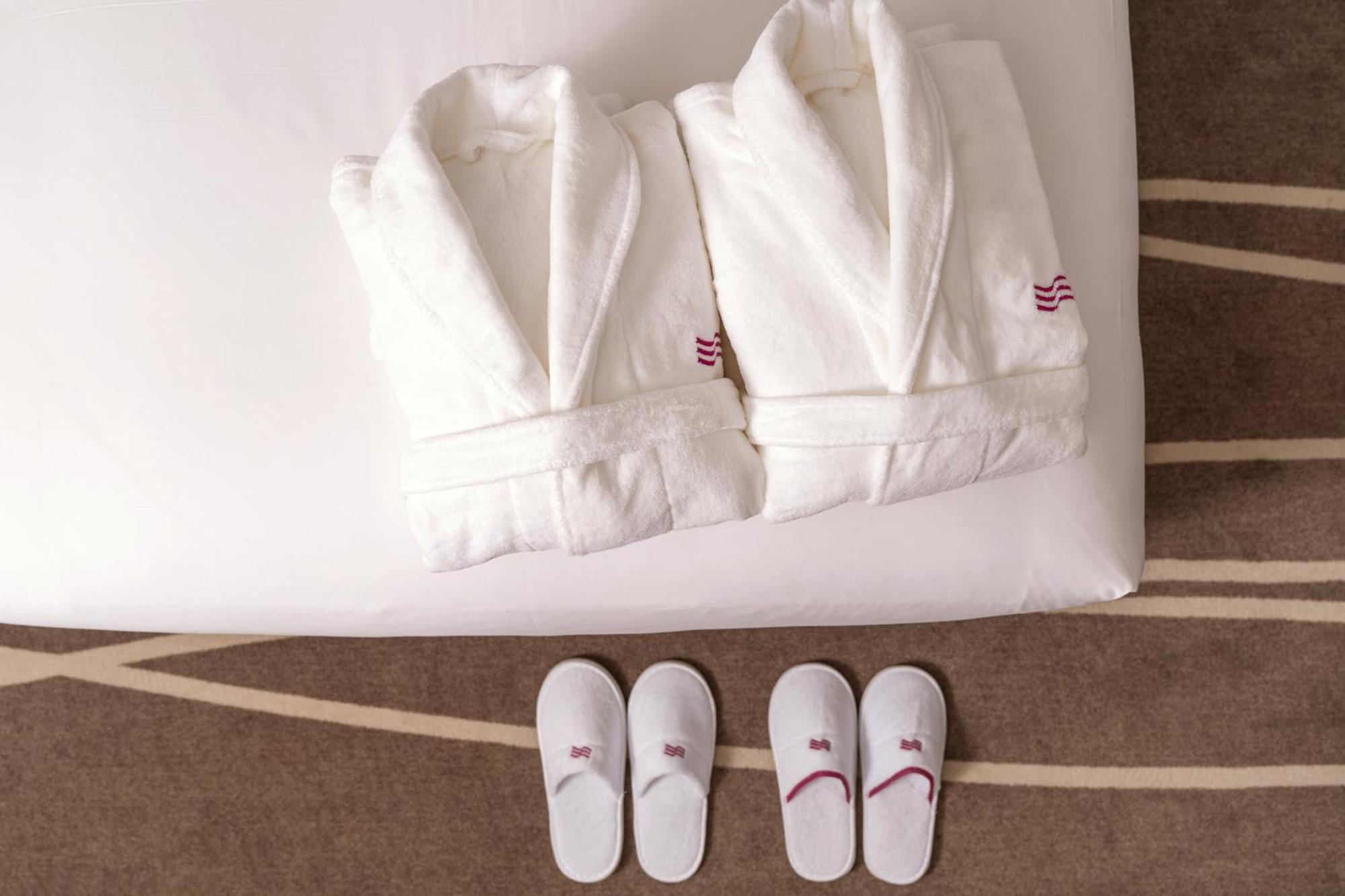 Crowne Plaza Shanghai Nanjing Road By Ihg Xangai Exterior foto Bathrobe and slippers